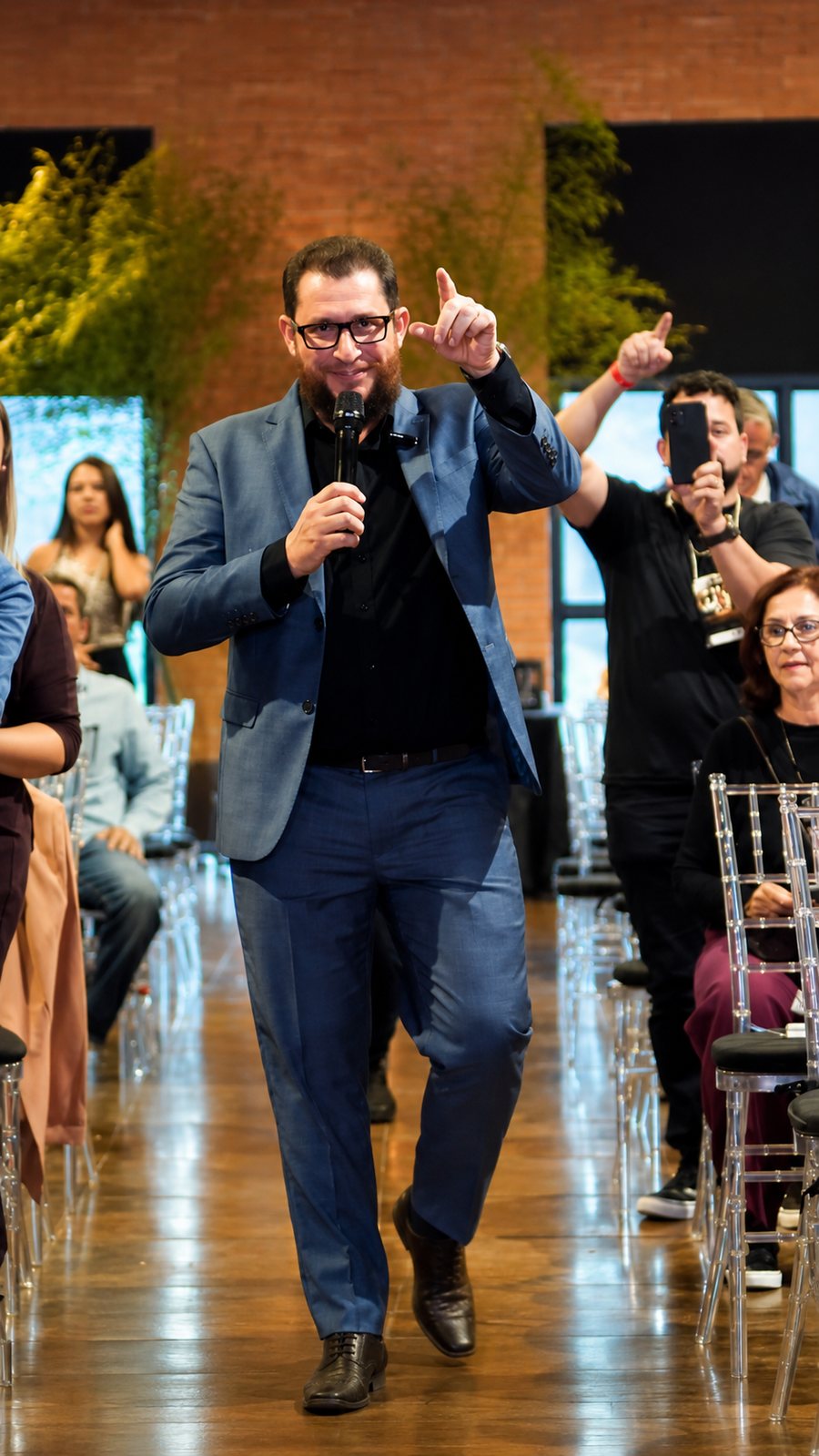 Adriano Moleiro entrando no palco em um evento corporativo